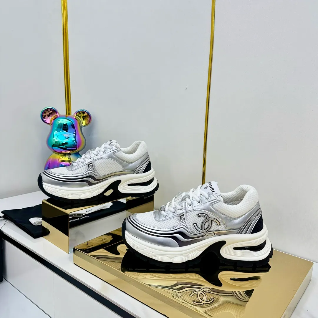 👟👟Ex-factory price 680👟👟 Upgraded version, upgraded version, upgraded version! No rebuttal accepted! ! ! ! Chanel Chanel panda shoes! 2025 counter's top casual sports shoes. This classic design; the upper is electro-embroidered with a variety of techniques; the outsole is fashionable and sporty; the unusual inclusion of a variety of color matching elements... The diversified mix and match is very good-looking and versatile, and can be used for leisure, fashion, sports, and outdoor... ꫛꫀꪝ Go➫ Materials: ❶Upper made of: original imported first-layer silk cowhide + original waterproof cloth + original first-layer cowhide ❷Inner lining: Original Yangli+Net ❸Outsole based on: Original TPU combination outsole Counter boutique packaging complete set for women 35–41 👉 👉 👉 👉